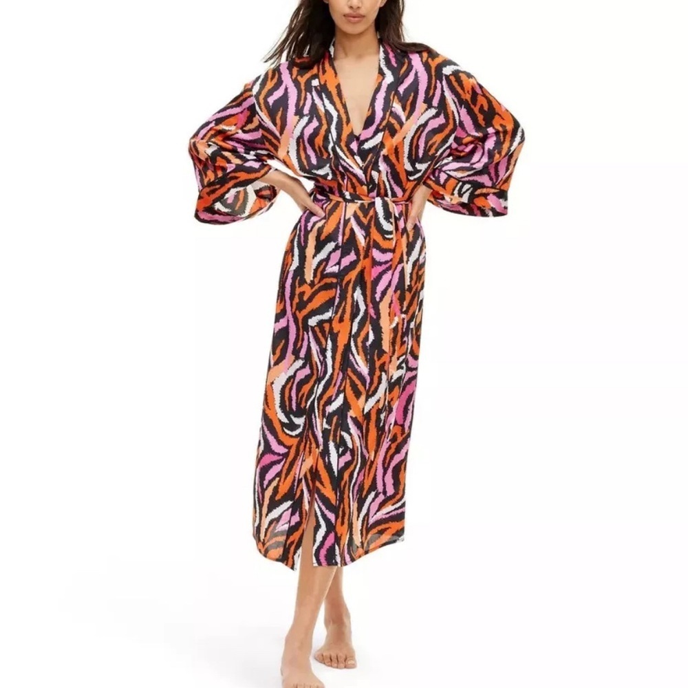 🎯50% OFF! DVF X Target Satin Disco Zebra Print Robe